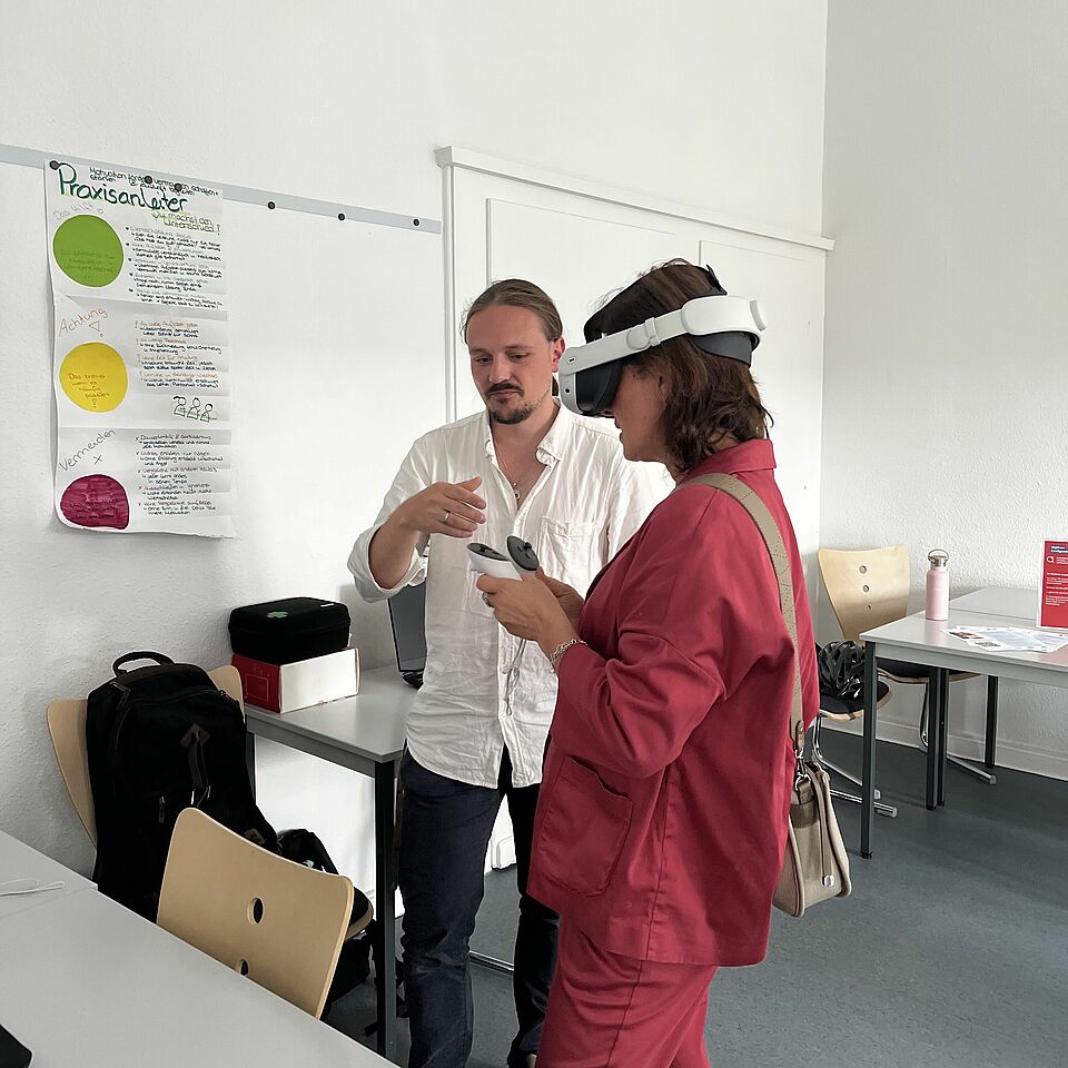 Katja Fischer probierte die VR-Anwendung von DigiCare Configuration selbst aus.