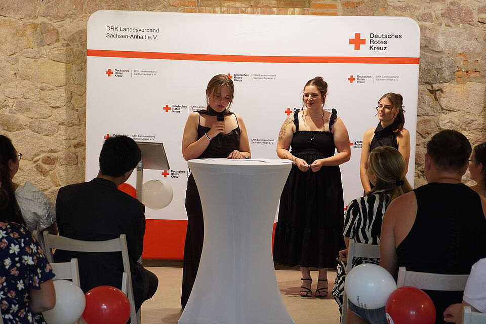 Gemeinsam den erfolgreichen Ausbildungsabschluss feiern: unsere Zeugnisübergabe im Eventatelier Halle.