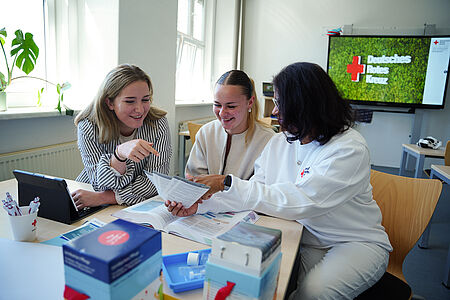 Unterricht an der DRK Pflegeschule „Henry Dunant“ mit angehenden Pflegefachkräften.