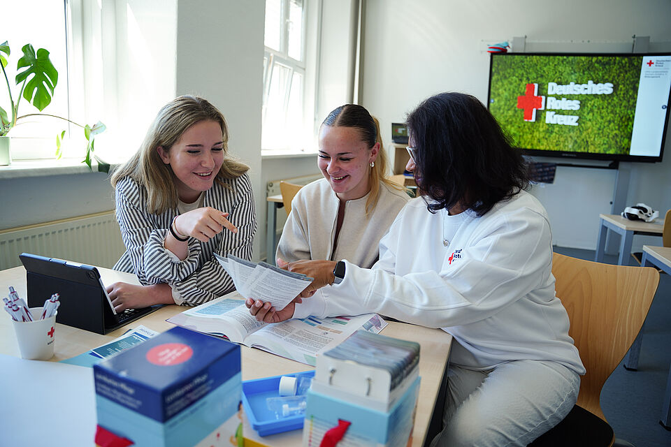 Unterricht an der DRK Pflegeschule „Henry Dunant“ mit angehenden Pflegefachkräften.