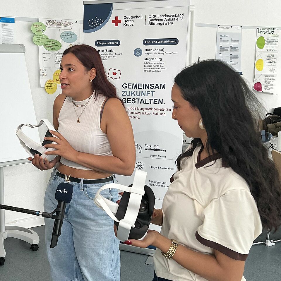 Zwei unserer Auszubildenden berichteten im MDR-Interview von ihren Erfahrungen mit VR in der Pflegeausbildung.