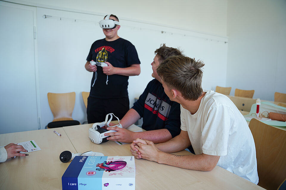 Auszubildende trainieren pflegerische Handlungskompetenzen mit der VR-Anwendung DigiCare.